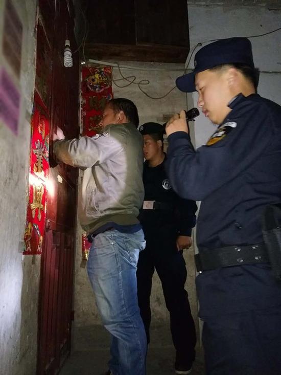 白层镇粗心妈妈误将幼女锁家中 民警全城寻开锁师傅开门